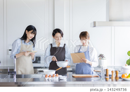 料理教室で調理方法を学ぶ日本人女性たち 143249736