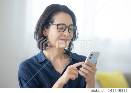 スマホを見るミドル女性　  143249851