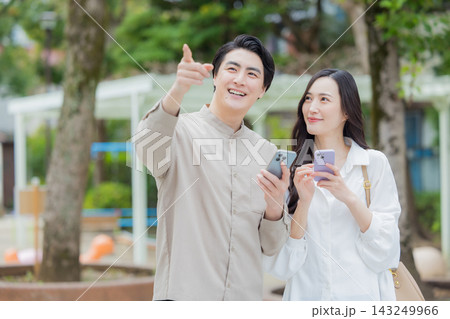 散歩する若い夫婦　　 143249966