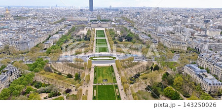 エッフェル塔展望階から眺めのひとつ/シャン・ド・マルス公園と遠くにかすむ黒いモンパルナス・タワー 143250026