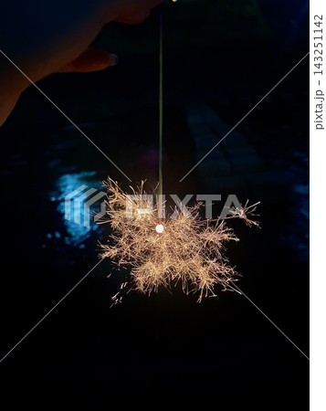線香花火の手元 143251142