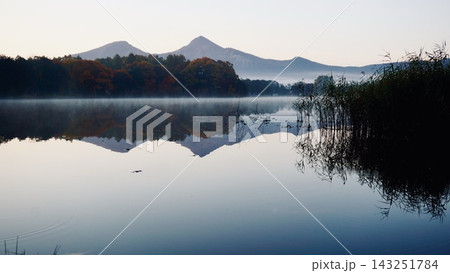朝霧の湖に映る山と紅葉|静寂に包まれた幻想的な水鏡 朝霧の湖に映る山と紅葉|静寂に包まれた幻想的な水鏡 143251784