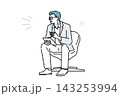椅子に座りタブレットを持ち会話や説明をする男性のイラスト素材 143253994