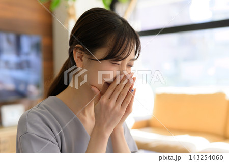 花粉症でくしゃみをする女性の様子 花粉症でくしゃみをする女性の様子 143254060