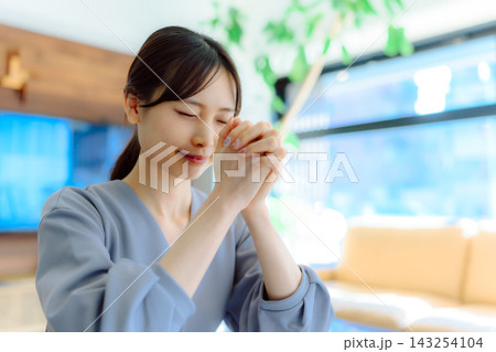 祈る女性、静かな時間、穏やかな表情 祈る女性、静かな時間、穏やかな表情 143254104