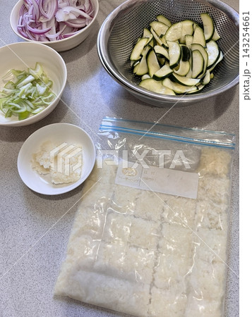 冷凍用に作る刻みにんにく 冷凍用に作る刻みにんにく 143254661