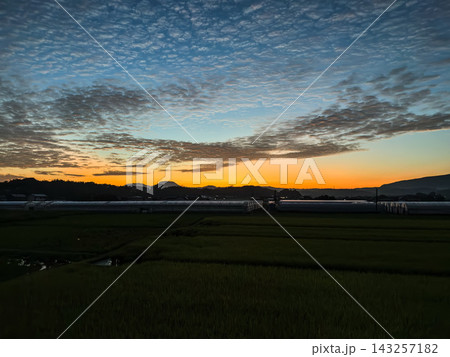 夜明けの田園風景と美しい朝焼け 夜明けの田園風景と美しい朝焼け 143257182