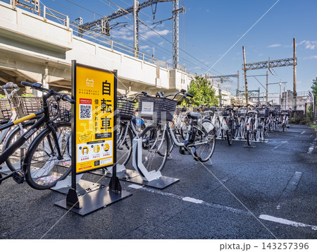 駅前に設置されたシェアサイクルのポート 大量に並ぶ電動自転車 駅前に設置されたシェアサイクルのポート 大量に並ぶ電動自転車 143257396