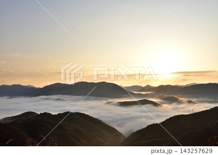 潮見峠からの中辺路(熊野古道)の雲海(霧) 潮見峠からの中辺路(熊野古道)の雲海(霧) 143257629