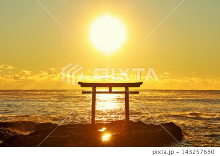 茨城県　大洗磯前神社からの初日の出 143257680