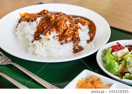 レストランで食べる美味しそうなカレーライス レストランで食べる美味しそうなカレーライス 143258565