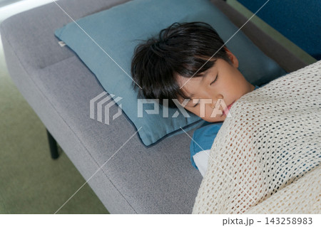 ソファでぐっすり寝る男の子 ソファでぐっすり寝る男の子 143258983
