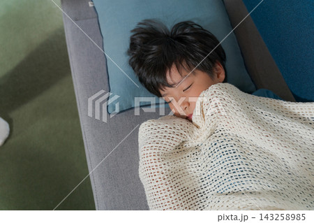 ソファでぐっすり寝る男の子 ソファでぐっすり寝る男の子 143258985