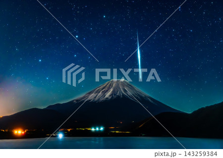本栖湖の夜空　ふたご座流星群 143259384