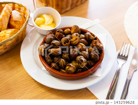 Boiled grape snails in bowl 143259628