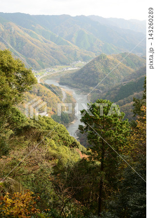 京都府木津川市 秋の山里に沿って蛇行する木津川を笠置山から眺める 京都府木津川市 秋の山里に沿って蛇行する木津川を笠置山から眺める 143260289