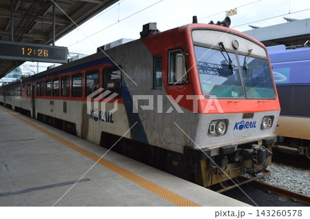 韓国　浦項駅に停車するKORAIL RDCムグンファ号 143260578