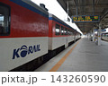 韓国　浦項駅に停車するKORAIL RDCムグンファ号 143260590