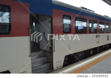 韓国　浦項駅に停車するKORAIL RDCムグンファ号 143260591