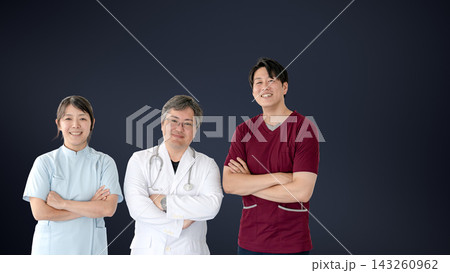 紺色背景で笑顔で腕組みする医師と看護師の医療従事者たち 紺色背景で笑顔で腕組みする医師と看護師の医療従事者たち 143260962