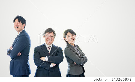 白背景で笑顔で腕組みするスーツ姿の会社員3人、右側に余白 白背景で笑顔で腕組みするスーツ姿の会社員3人、右側に余白 143260972