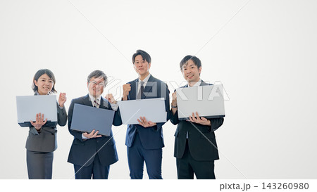 白背景の左側でノートパソコンを掲げガッツポーズする会社員たち 白背景の左側でノートパソコンを掲げガッツポーズする会社員たち 143260980