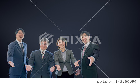 ダーク背景で手を差し出し笑顔で迎えるビジネスチーム 右側余白 ダーク背景で手を差し出し笑顔で迎えるビジネスチーム 右側余白 143260994