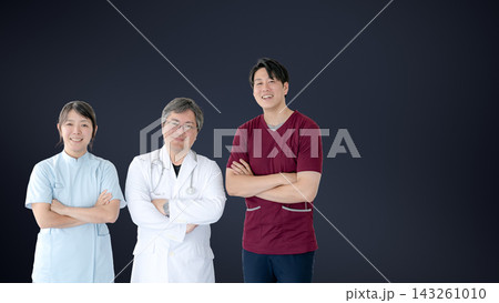 ダーク背景に並ぶ医師・看護師・医療スタッフ 右側にテキストスペース 143261010