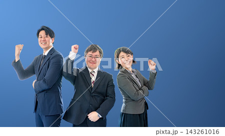 ブルー背景でファイトポーズの会社員3人 右側にテキストスペース 143261016