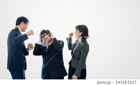 部下が上司に拳を振り上げる逆パワハラ、頭を抱える会社員 部下が上司に拳を振り上げる逆パワハラ、頭を抱える会社員 143261027