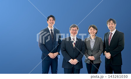 青背景の右側に並ぶ笑顔の会社員4人、左側に余白 143261030