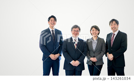 白背景の右側に並ぶ笑顔のビジネスパーソン4人、左側に余白 143261034