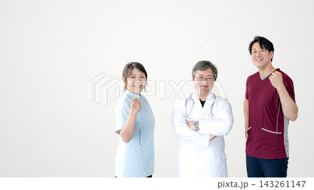 白背景で並ぶ医師と看護師 ガッツポーズする医療チーム 白背景で並ぶ医師と看護師 ガッツポーズする医療チーム 143261147
