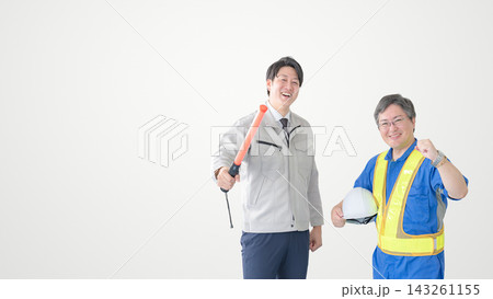 白背景で左に余白 誘導棒を持つ男性とヘルメットの作業員 白背景で左に余白 誘導棒を持つ男性とヘルメットの作業員 143261155