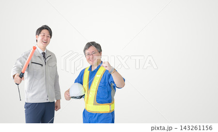 白背景の右に余白 笑顔の作業員と警備員 誘導棒とヘルメット 白背景の右に余白 笑顔の作業員と警備員 誘導棒とヘルメット 143261156
