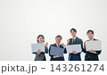 白背景でノートパソコンを持ちガッツポーズする男女ビジネスパーソン 143261274