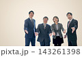 手を差し伸べて歓迎する男女四人の会社員　笑顔　ベージュ背景　左側に余白 143261398