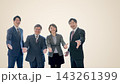 笑顔で手を差し出す男女四人のビジネスマン　ベージュ背景　右側に広い余白 143261399