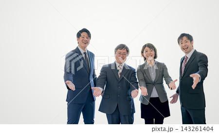 白背景で手を差し伸べる男女四人のビジネスマン 笑顔 左側に余白 白背景で手を差し伸べる男女四人のビジネスマン 笑顔 左側に余白 143261404