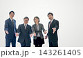 白背景で笑顔で手を差し出す男女四人の会社員　右側に広いコピースペース 143261405