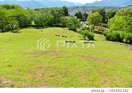 稲荷山公園の展望台から眺める緑地広場 143262182