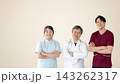 腕を組んで笑顔で並ぶ医師と看護師の医療チーム、ベージュ背景 143262317