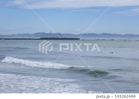 茅ヶ崎柳島海岸から眺める三浦半島と江ノ島 143262499