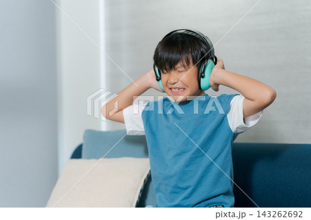 消音ヘッドホンをつける男の子 消音ヘッドホンをつける男の子 143262692