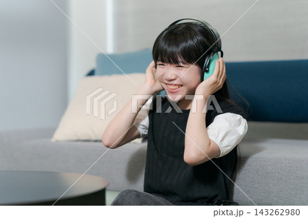 消音ヘッドホンをつける女の子 143262980