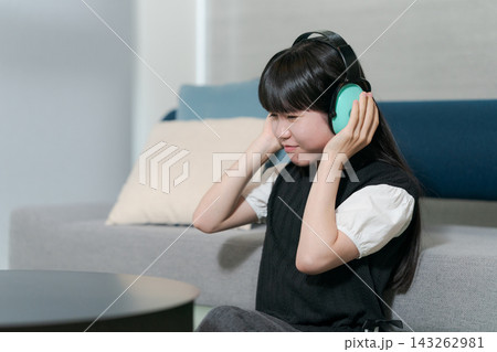 消音ヘッドホンをつける女の子 消音ヘッドホンをつける女の子 143262981