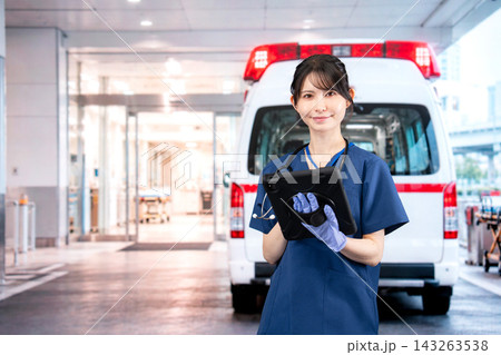 救急車の対応をする医療従事者 143263538