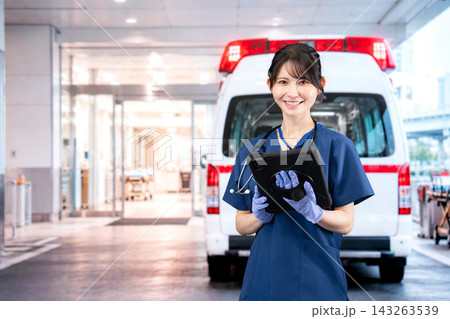 救急車の対応をする医療従事者 143263539