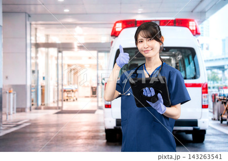 救急車の対応をする医療従事者 救急車の対応をする医療従事者 143263541
