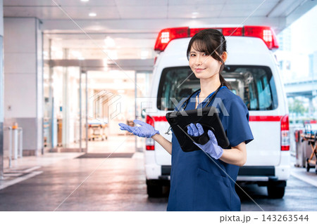 救急車の対応をする医療従事者 救急車の対応をする医療従事者 143263544